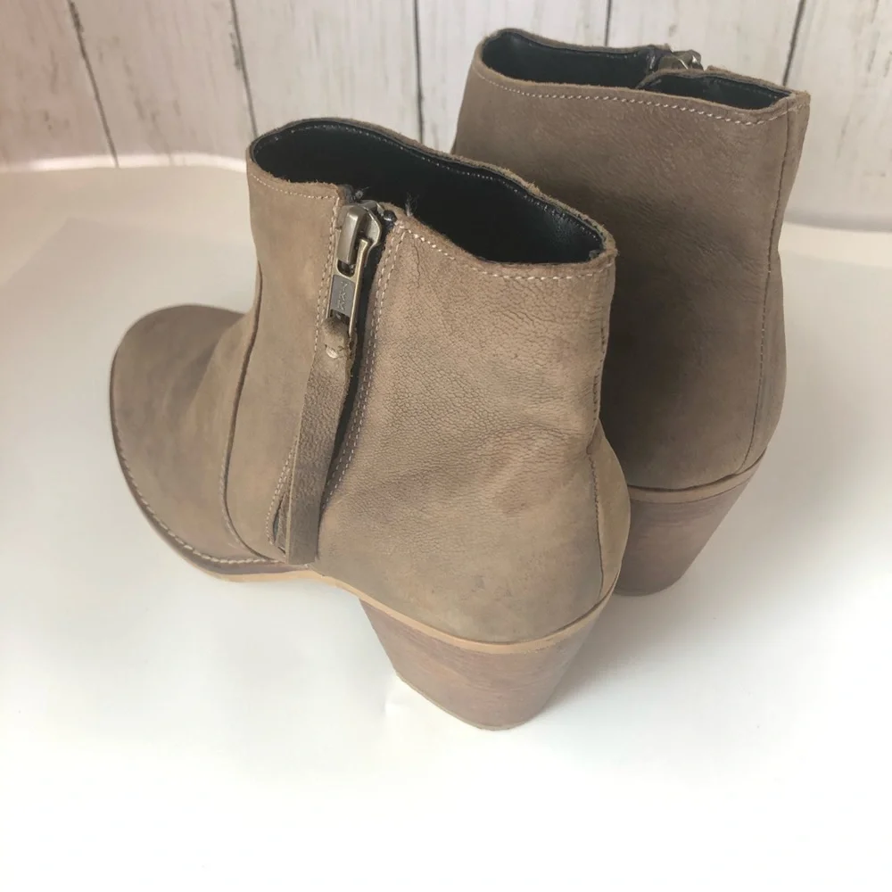 Urban Outfitters Taupe Leather Ankle Heel‎ Bootie 7.5